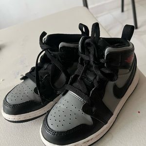 Air Jordan Mid 1 shadow red